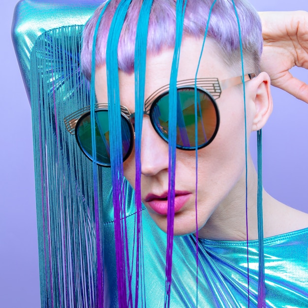 Dama futurista con cabello violeta. Concepto de corte de pelo de moda