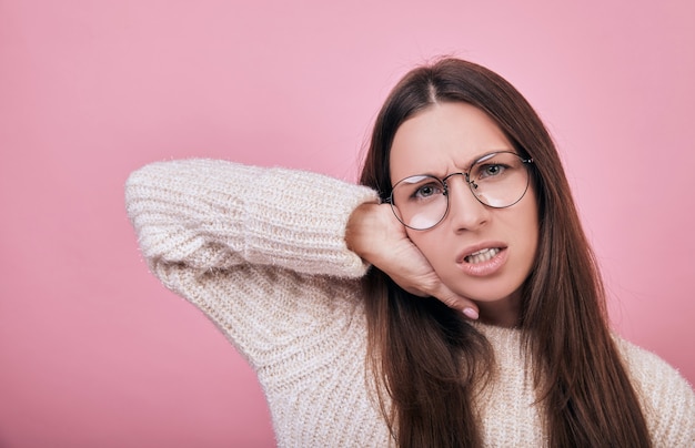 Dama en gafas transparentes con una mano unida a su cara