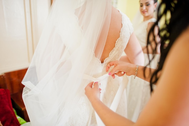 La dama de honor usa cinta en el vestido de novia