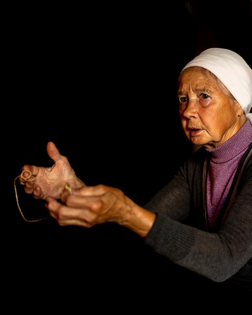 Dama idosa Mãos de mulher idosa com doença de poliartrite Cordas de lona nos dedos de fantoches de senhora idosa