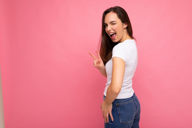 Dama de moda joven hermosa mujer morena en verano casual camiseta blanca positiva muestra facial