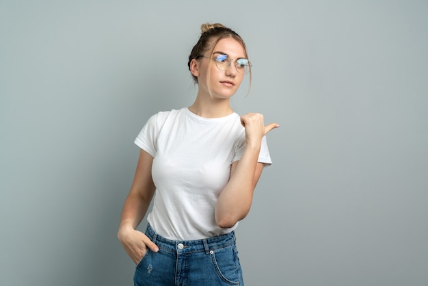 Foto dama en ropa casual aislado en gris