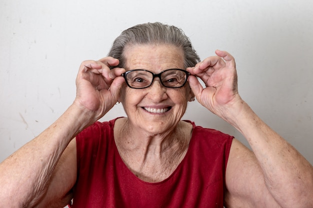 Dama senior alegre en gafas riendo