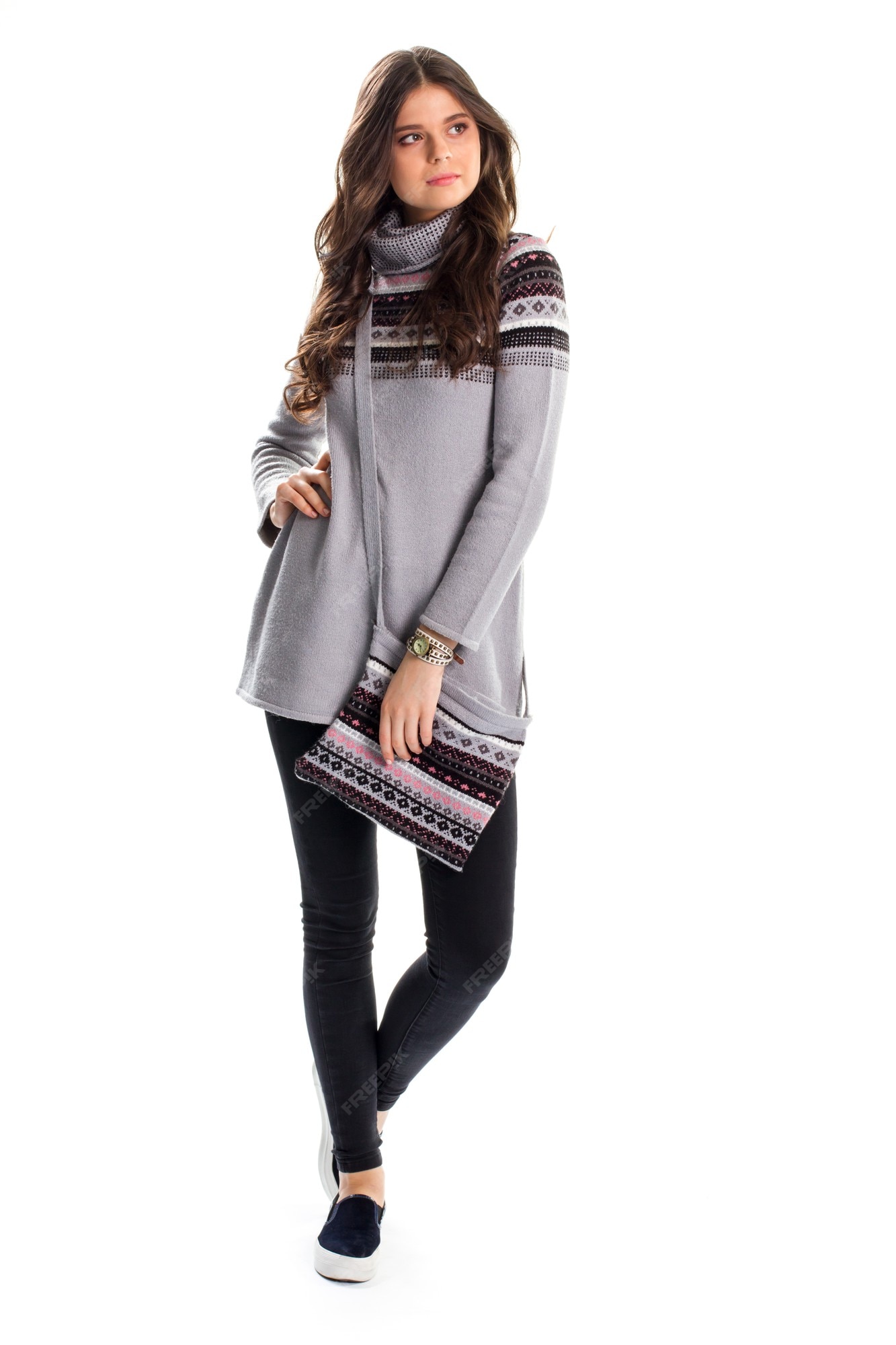 Dama en suéter gris largo. slip on y pantalones negros. ropa casual para  otoño. viste con calzado de moda. | Foto Premium