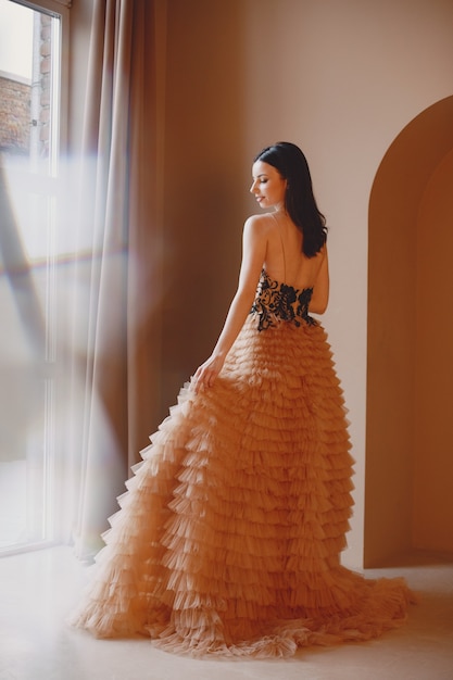 Dama en traje de noche. Mujer elegante en vestido largo.