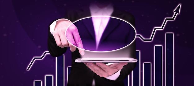 Dama en traje de oficina de pie presionando un botón virtual con el dedo sosteniendo la tableta caballero en traje de negocios llevando la ficha apuntando a la nueva tecnología futurista