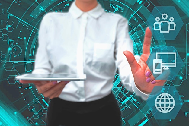 Dama en uniforme de pie sosteniendo la tableta en la mano presionando el botón del globo virtual mujer ocupada llevando la ficha apuntando a las nuevas tecnologías futuristas