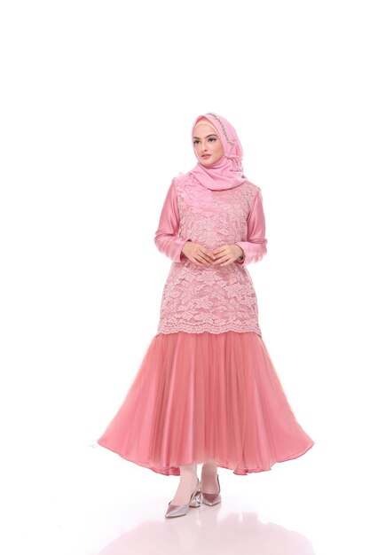 Una dama usa un maquillaje de vestido de novia en hijab Modelo de belleza de malasia o indonesia o concepto de eidul fitri