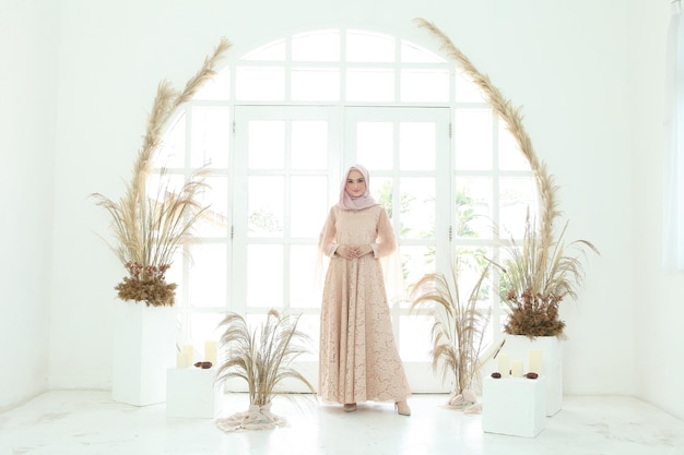 Una dama usa un maquillaje de vestido de novia en hijab Modelo de belleza de malasia o indonesia o concepto de eidul fitri