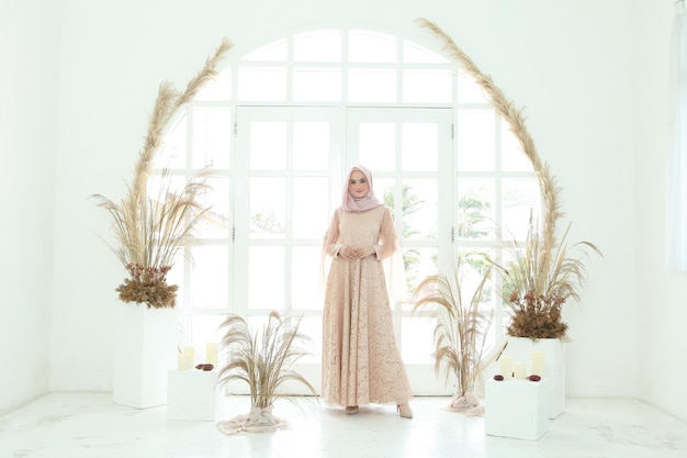 Una dama usa un maquillaje de vestido de novia en hijab Modelo de belleza de malasia o indonesia o concepto de eidul fitri