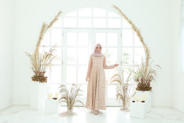 Una dama usa un maquillaje de vestido de novia en hijab Modelo de belleza de malasia o indonesia o concepto de eidul fitri