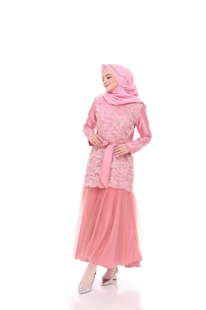 Una dama usa un maquillaje de vestido de novia en hijab Modelo de belleza de malasia o indonesia o concepto de eidul fitri