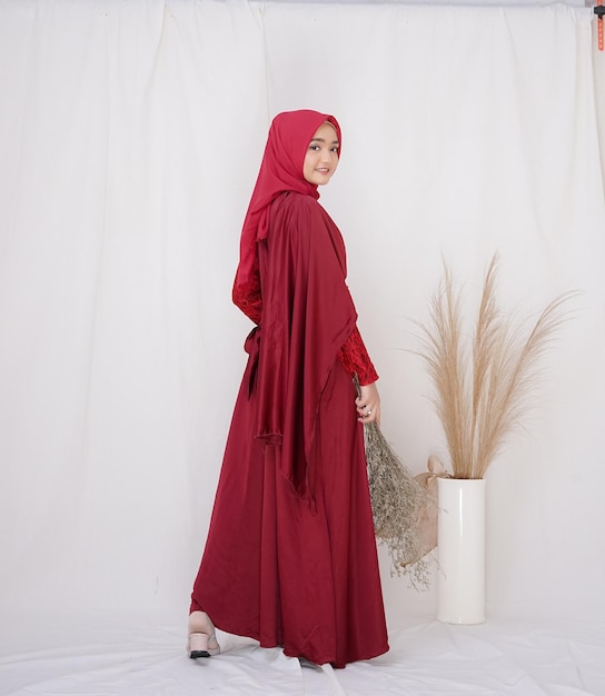 Una dama usa un maquillaje de vestido de novia en hijab Modelo de belleza de malasia o indonesia o concepto de eidul fitri