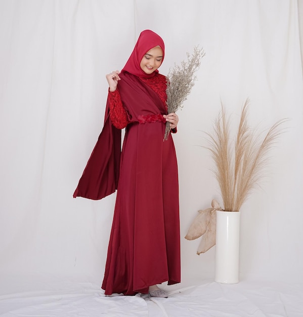 Una dama usa un maquillaje de vestido de novia en hijab Modelo de belleza de malasia o indonesia o concepto de eidul fitri