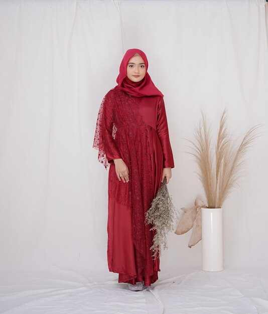 Una dama usa un maquillaje de vestido de novia en hijab Modelo de belleza de malasia o indonesia o concepto de eidul fitri