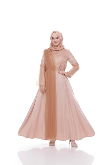 Una dama usa un vestido de novia maquillado en hijab Modelo malayo indonesia belleza o concepto eidul fitri