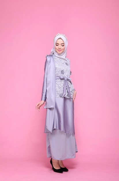 Una dama usa un vestido de novia maquillado en hijab Modelo malayo indonesia belleza o concepto eidul fitri