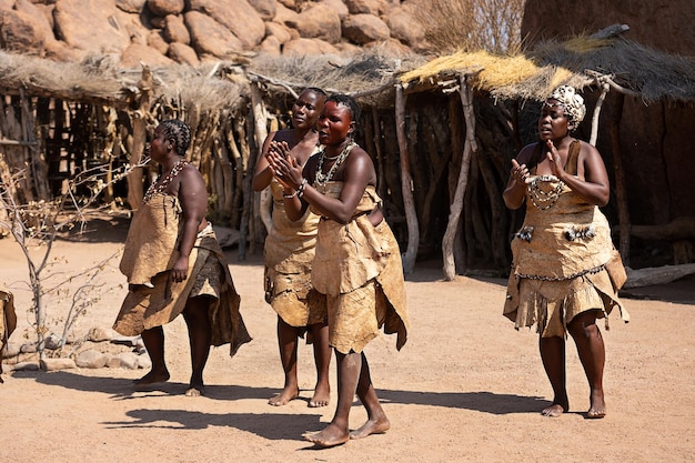 Damara-Frauen in traditioneller Kleidung führen traditionelle Tänze im Damaraland Namibia auf