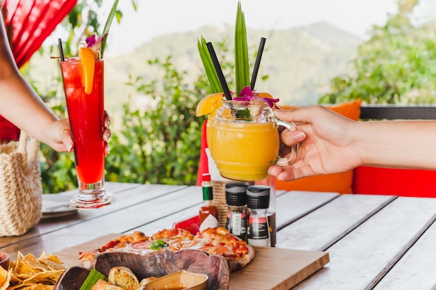 Las damas celebran el brindis al aire libre con cócteles