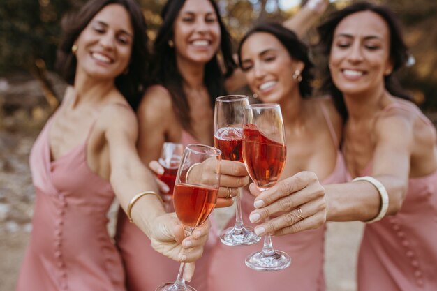 Foto damas de honra em vestidos bonitos comemorando