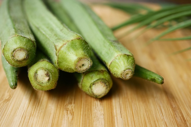 Damas dedos o bhindi a vegetales verdes