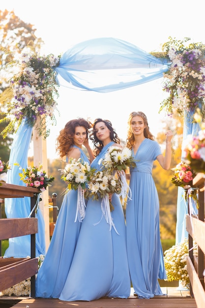 Damas de honor en el parque el día de la boda.