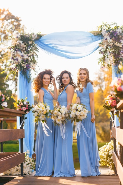 Damas de honor en el parque el día de la boda.