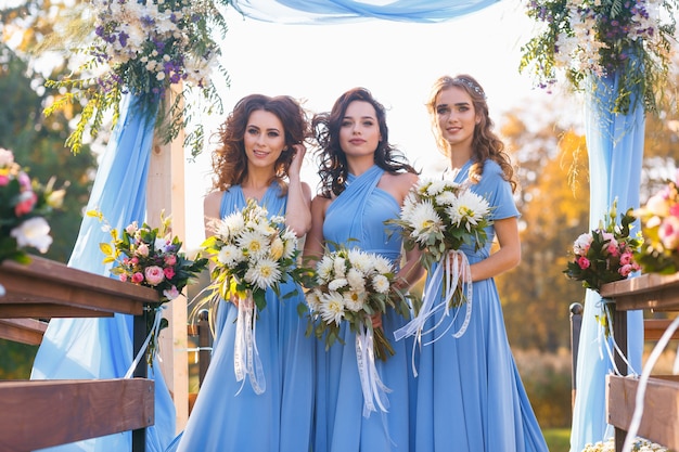 Damas de honor en el parque el día de la boda.