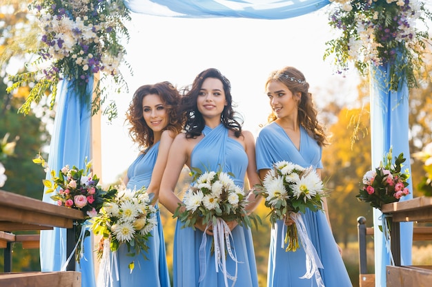 Damas de honor en el parque el día de la boda.