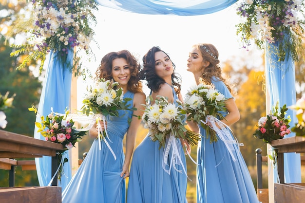 Damas de honor en el parque el día de la boda.