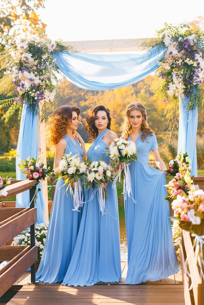 Damas de honor en el parque el día de la boda