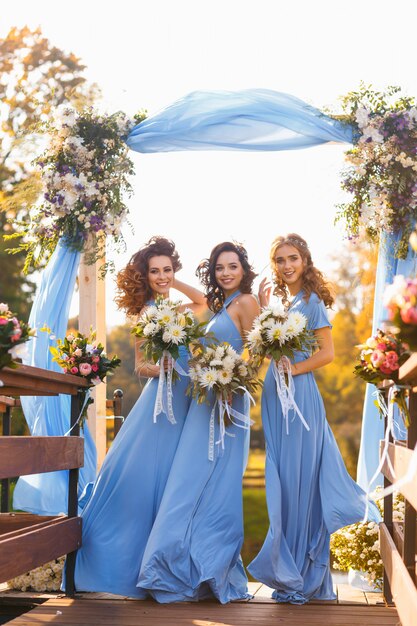 Damas de honor en el parque