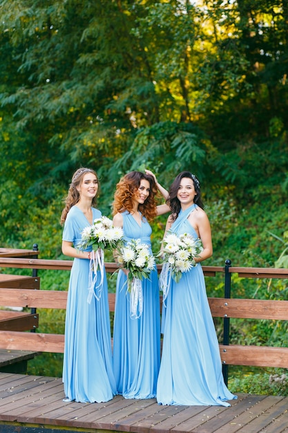 Damas de honor en el parque