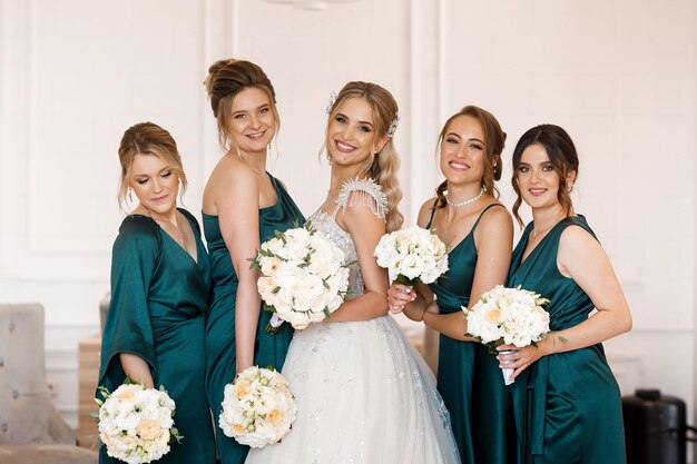 Las damas de honor posan para una foto con la novia y sus damas de honor.