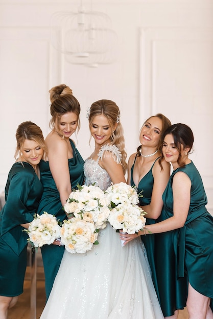 Damas de honor con ramos de flores en una boda