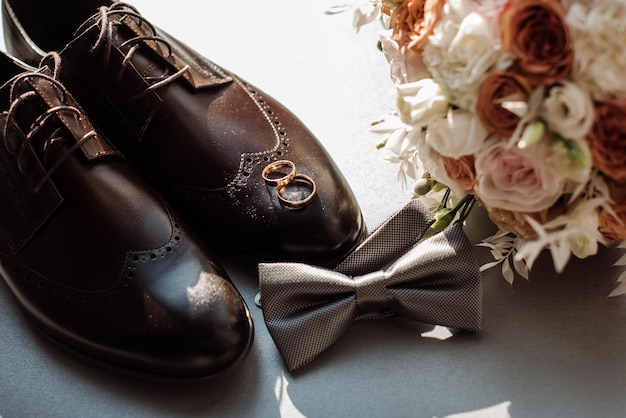 Foto las damas de honor visten a la novia por la mañana el día de la boda.