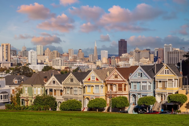 Las Damas Pintadas de San Francisco en California, EE.UU. al atardecer