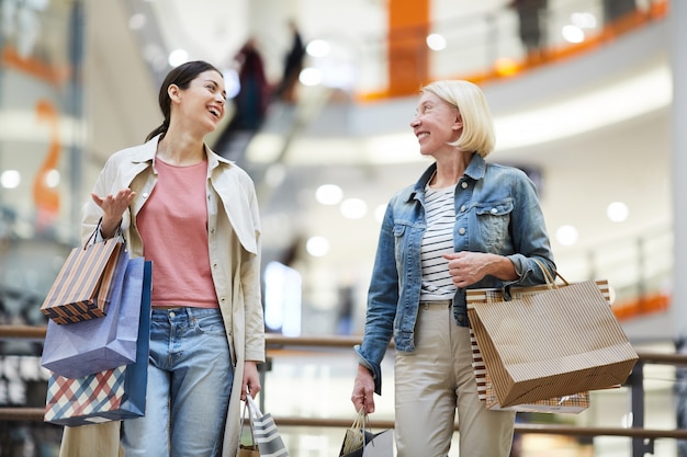 Damas positivas disfrutando de las compras de fin de semana