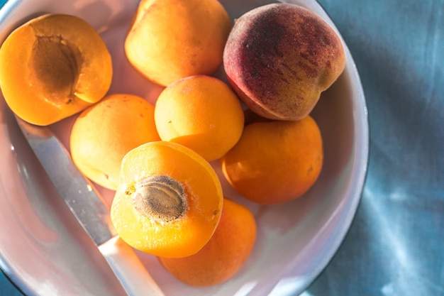 Damascos maduros com espaço de cópia para texto várias frutas frescas de verão