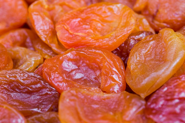 Damascos secos vermelhos e laranja em close-up