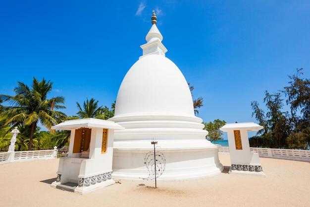 Dambakola Patuna Sri Sangamitta Viharaya Temple es un templo budista cerca de Jaffna, Sri Lanka