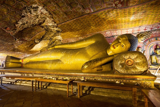 DAMBULLA, SRI LANKA - 17 DE FEBRERO DE 2017: Escultura de Buda reclinado dentro del templo de la cueva de Dambulla. El templo de la cueva es un sitio del patrimonio mundial cerca de la ciudad de Dambulla en Sri Lanka.