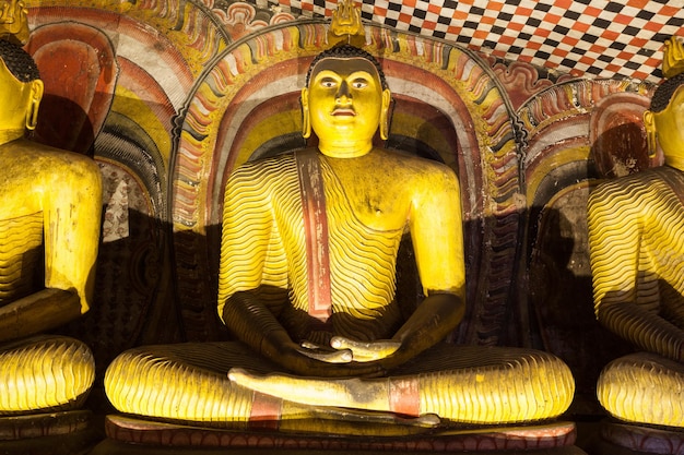 DAMBULLA, SRI LANKA - 17 DE FEBRERO DE 2017: Estatuas de Buda dentro del templo de la cueva de Dambulla. El templo de la cueva es un sitio del patrimonio mundial cerca de la ciudad de Dambulla, Sri Lanka.