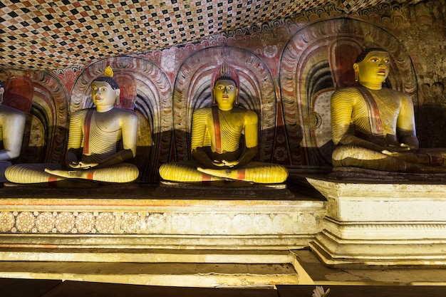 DAMBULLA, SRI LANKA - 17. FEBRUAR 2017: Buddha-Statuen im Höhlentempel von Dambulla. Der Höhlentempel ist ein Weltkulturerbe in der Nähe der Stadt Dambulla, Sri Lanka.