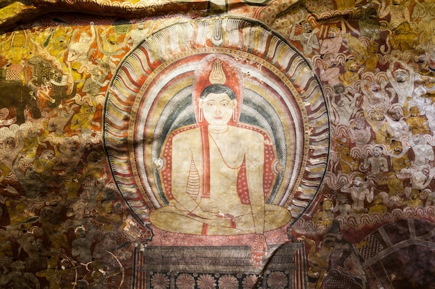 DAMBULLA, SRI LANKA - 17. FEBRUAR 2017: Wandmalereien Fresken im Höhlentempel von Dambulla. Der Höhlentempel ist ein Weltkulturerbe in der Nähe der Stadt Dambulla, Sri Lanka.