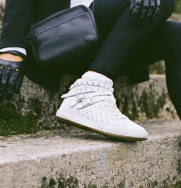 Dame auf den Straßen. Trendiger urbaner Lock. weiße Turnschuhe.