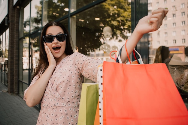 Dame hält viele Taschen nach dem Einkaufen