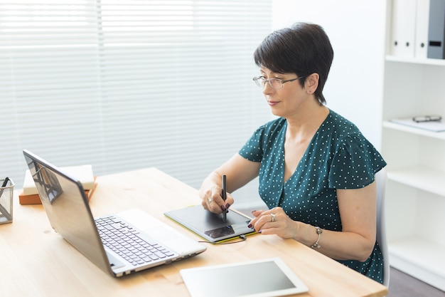 Dame mittleren Alters im Büro