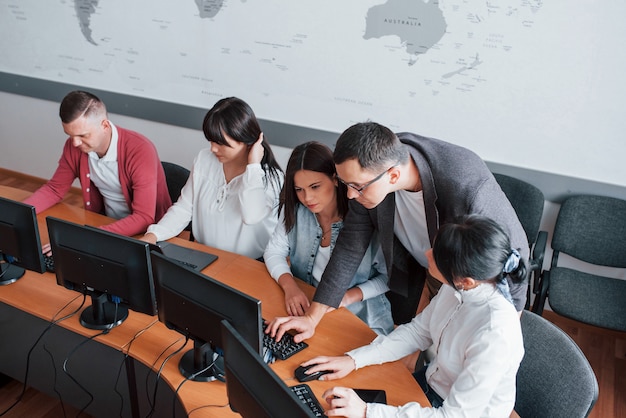 Dame tu computadora por un segundo. empresarios y gerente trabajando en su nuevo proyecto en el aula