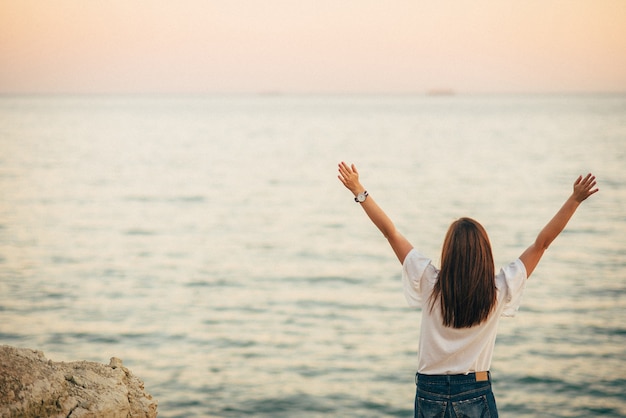 Dame und das Meer freuen sich auf das Meer